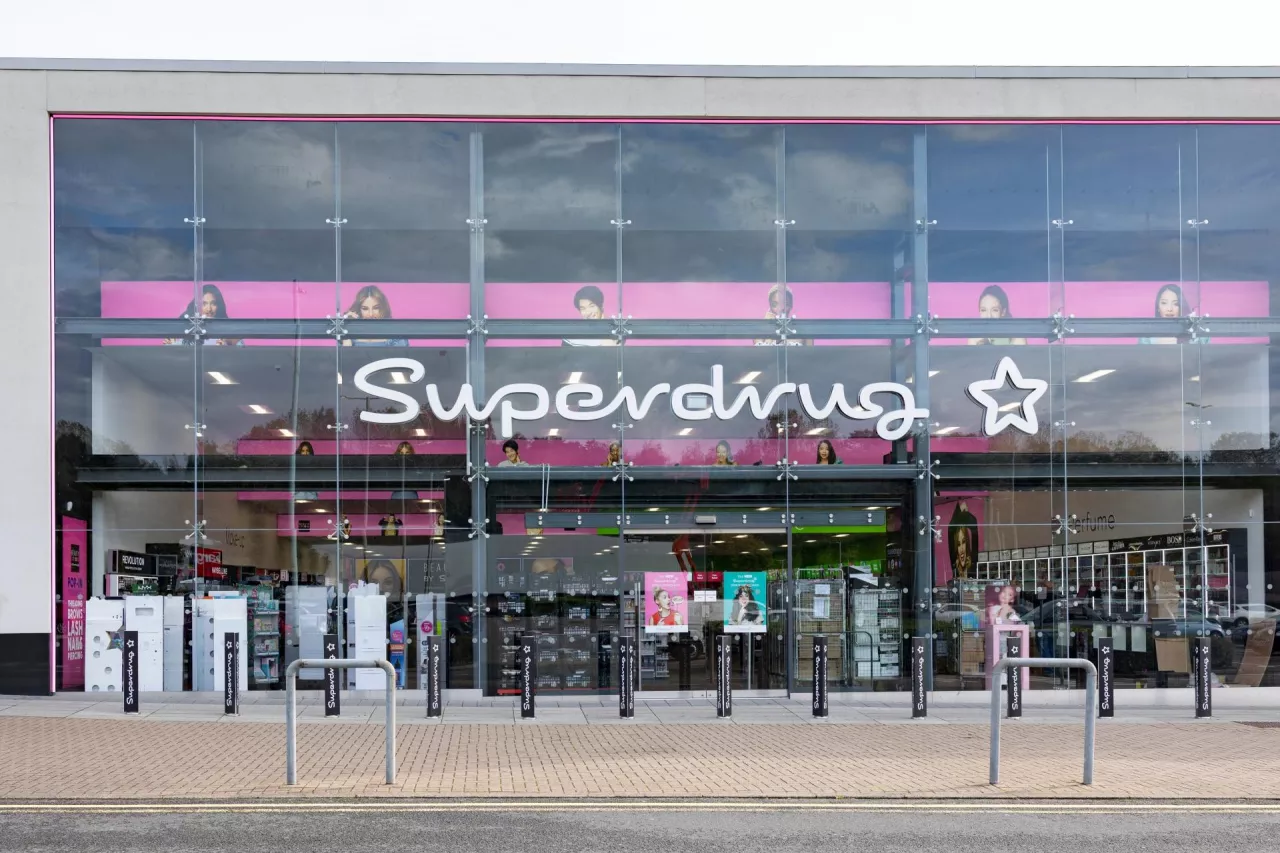 Superdrug rozszerzył ofertę na marketplace o ofertę 60 marek modowych